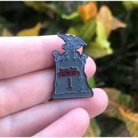 3/20 BeetleJuice Betelgeuse Gravestone Enamel Pin - Picture 1 of 1
